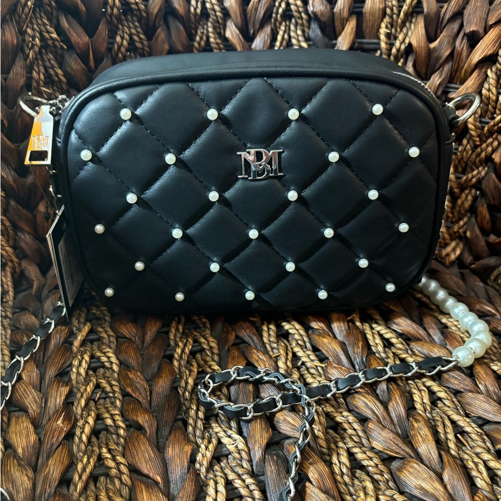 NWT!!! Badgley Mischka: Pearl
Quilted Purse Retail: $99 Vegan Leather.